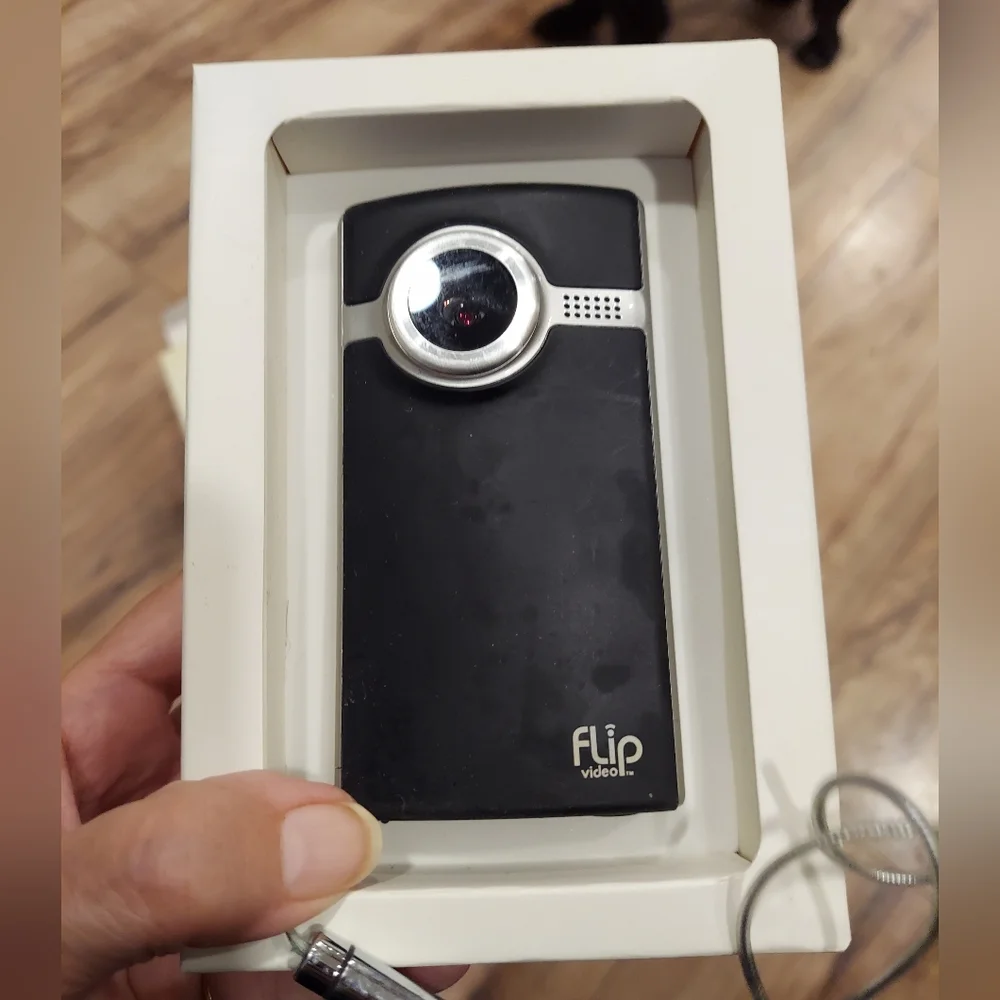 Flip Video Ultra Series 2 GB Memory With Strap And Cable. Records 60 Minutes.